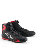 Alpinestars Celer-skor, motorcykelskor, svarta och klarröda, med vit Astars-logotyp, mikrometriskt rotorstängningssystem och teknisk mikrofiberkonstruktion med röda TPU-detaljer, strömlinjeformad sportig design för racing och gatkörning