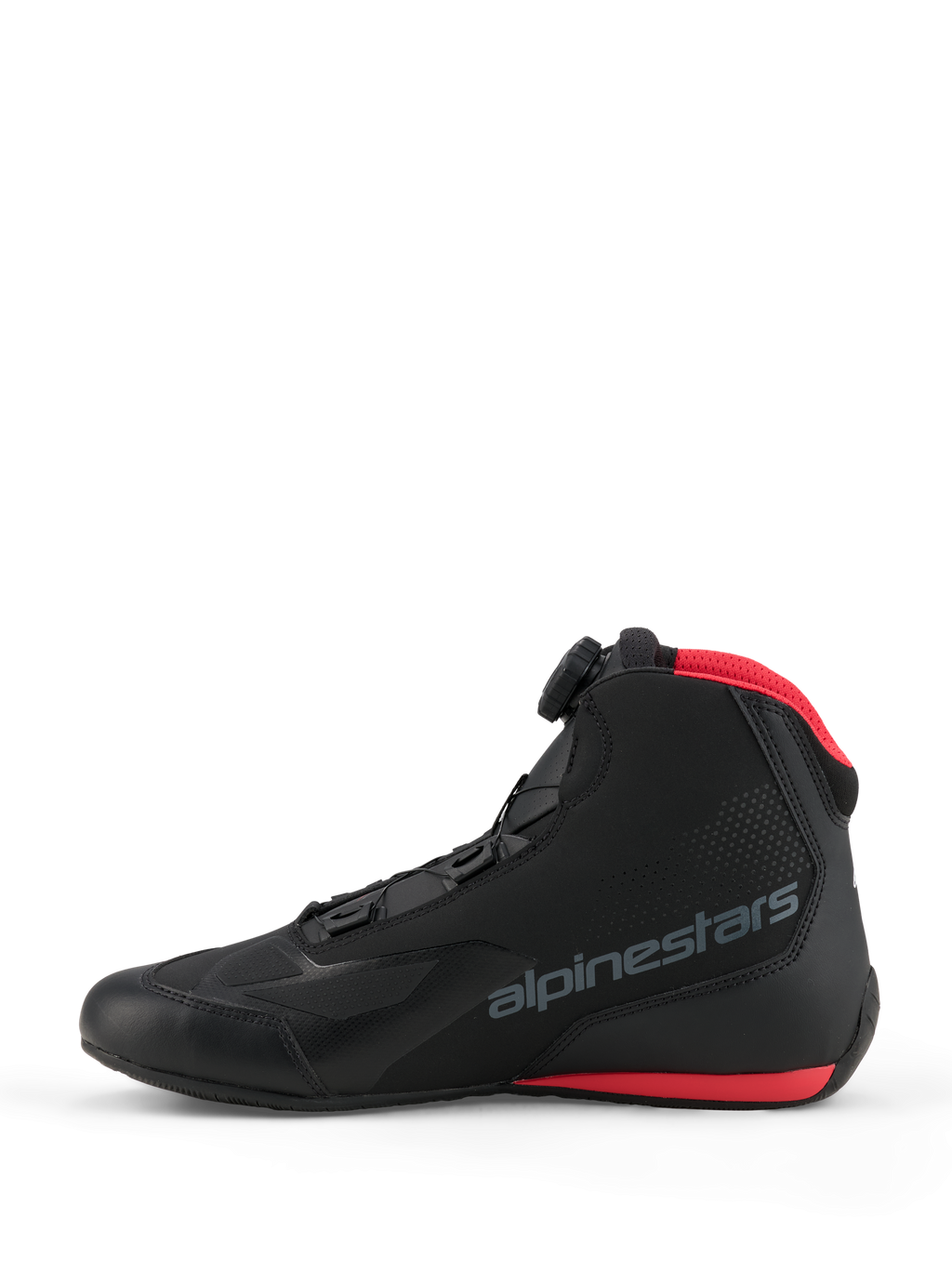 Alpinestars Celer-skor, motorcykelskor, svarta och klarröda, sidoprofil med Alpinestars Rotor-stängningssystem, ovandel i mikrofiber med grå logotyp samt röda detaljer på meshkragen och sulan.