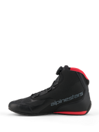 Alpinestars Celer-skor, motorcykelskor, svarta och klarröda, sidoprofil med Alpinestars Rotor-stängningssystem, ovandel i mikrofiber med grå logotyp samt röda detaljer på meshkragen och sulan.