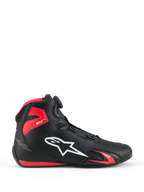 Alpinestars Celer-skor, motorcykelskor, svarta och klarröda, profilvy med vit Alpinestars-logotyp, Rotor-stängningssystem, rött TPU-ankelskydd och strömlinjeformad mikrofiberkonstruktion för sport och racing