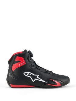 Alpinestars Celer-skor, motorcykelskor, svarta och klarröda, profilvy med vit Alpinestars-logotyp, Rotor-stängningssystem, rött TPU-ankelskydd och strömlinjeformad mikrofiberkonstruktion för sport och racing