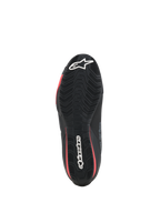 Alpinestars Celer-skor, motorcykelskor, svart och klarröd, undersida som visar den texturerade gummisulan med vit Alpinestars-logotyp och röda detaljer.
