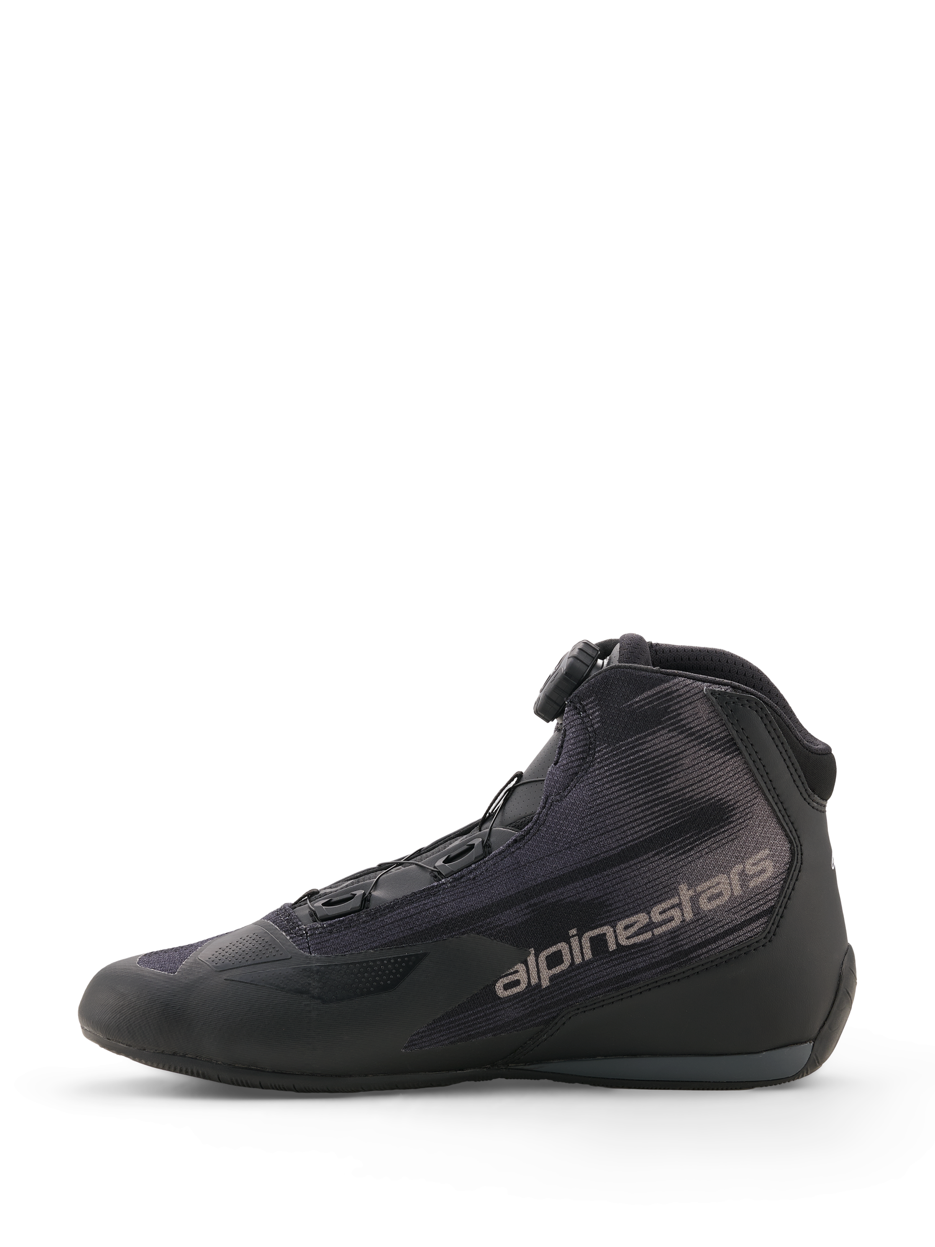 Alpinestars Celer Superair-skor, svarta och mörkgrå, sportiga motorcykelskor, sidoprofil med ovandel i textil för högt luftflöde, Rotor Closure System-vred och grå Alpinestars-logotyp på sidan.