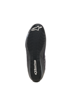 Alpinestars Celer Superair-skor, motorcykelskor, svarta och mörkgrå, vy underifrån av mönstrad oljebeständig gummiyttersula, med vit Alpinestars stjärnlogotyp vid tån och textlogotyp vid hälen