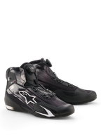 Alpinestars Celer Superair skor, motorcykelskor, svarta och vita, med ett vredstyrt Rotor-stängningssystem på plösen, vit stjärnlogotyp på en ventilerande ovandel i textil och en sportig lågprofilsdesign