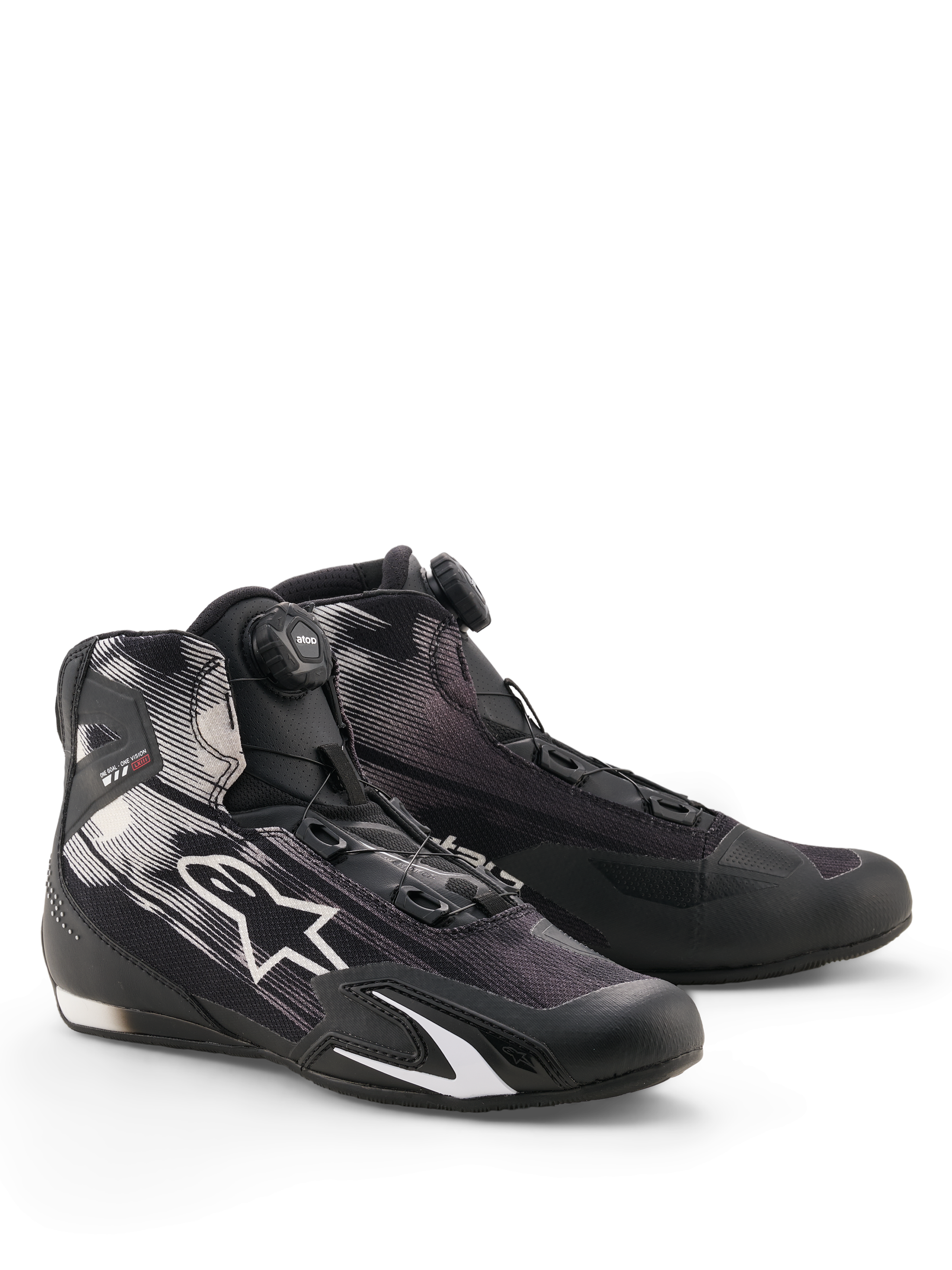 Alpinestars Celer Superair skor, motorcykelskor, svarta och vita, med ett vredstyrt Rotor-stängningssystem på plösen, vit stjärnlogotyp på en ventilerande ovandel i textil och en sportig lågprofilsdesign