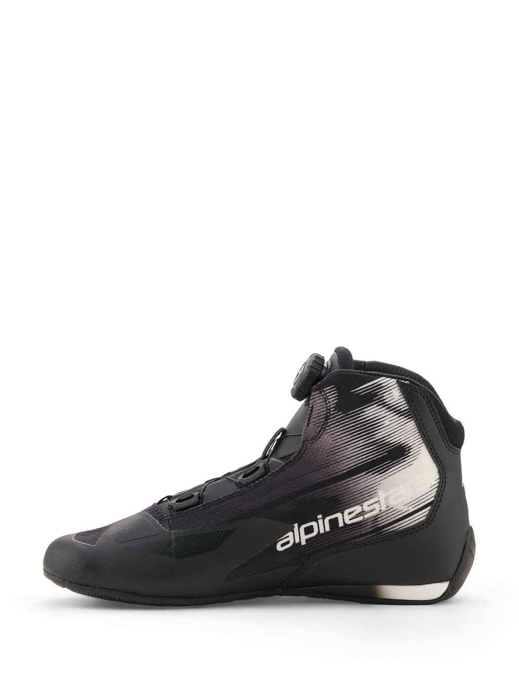 Alpinestars Celer Superair-skor, svarta och vita, motorcykelskor, sidoprofil, med Rotor Closure System-vred, textilöverdel med vita grafiska mönster och Alpinestars-logotyp, sport- och fritidsdesign