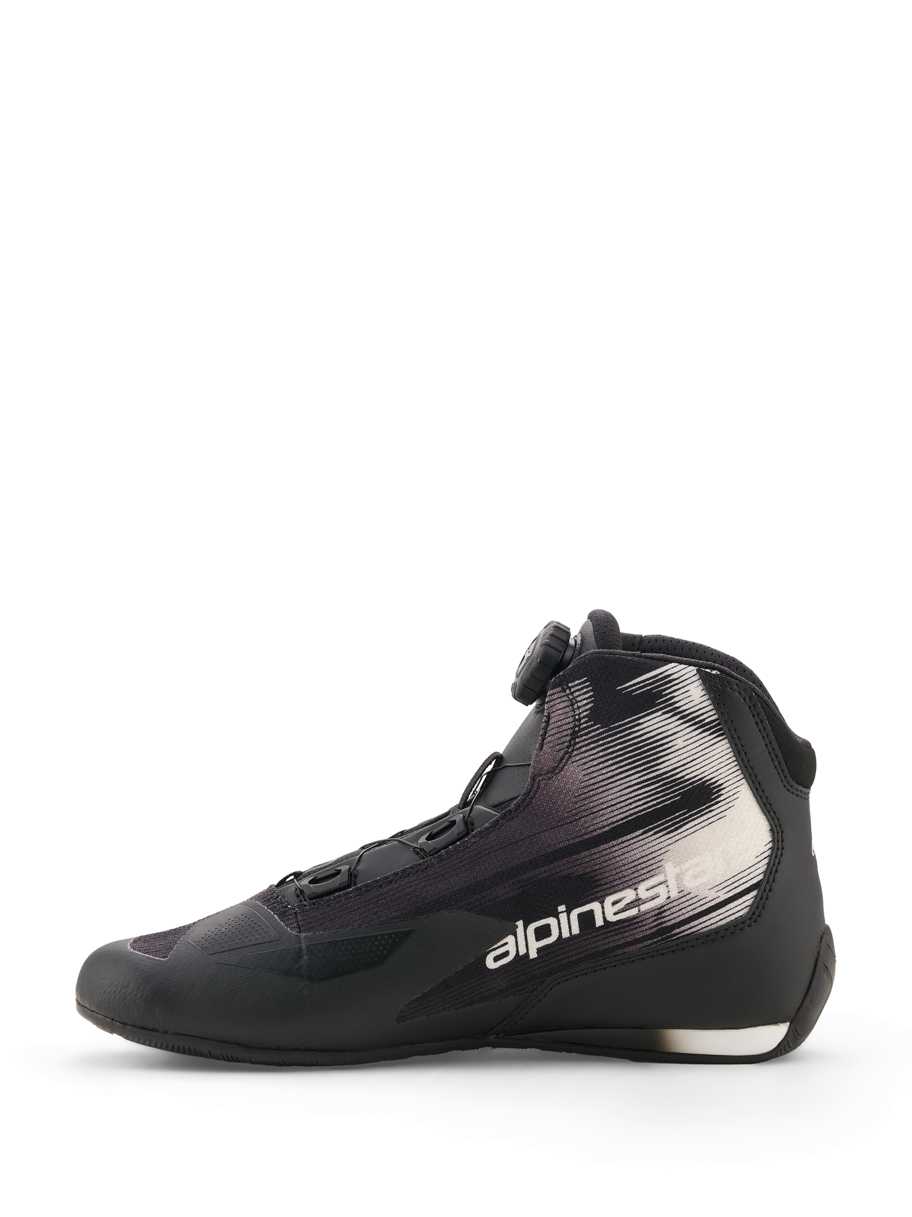 Alpinestars Celer Superair-skor, svarta och vita, motorcykelskor, sidoprofil, med Rotor Closure System-vred, textilöverdel med vita grafiska mönster och Alpinestars-logotyp, sport- och fritidsdesign