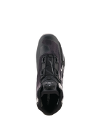 Alpinestars Celer Superair-skor, svart och vit motorcykelsko sedd uppifrån, med det integrerade Rotor-stängningssystemet, ventilerande ovandel i textil och sportinspirerad design för prestanda i varmt väder.