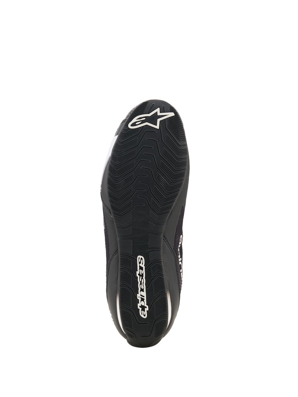 Alpinestars Celer Superair-skor, motorcykelskor, svarta och vita, vy underifrån som visar den oljebeständiga gummiyttersulan med texturerat mönster, vit Alpinestars-logotyp på hälen och varumärkesnamnet längs mitten för grepp och prestanda