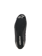 Alpinestars Celer Superair-skor, motorcykelskor, svarta och vita, vy underifrån som visar den oljebeständiga gummiyttersulan med texturerat mönster, vit Alpinestars-logotyp på hälen och varumärkesnamnet längs mitten för grepp och prestanda