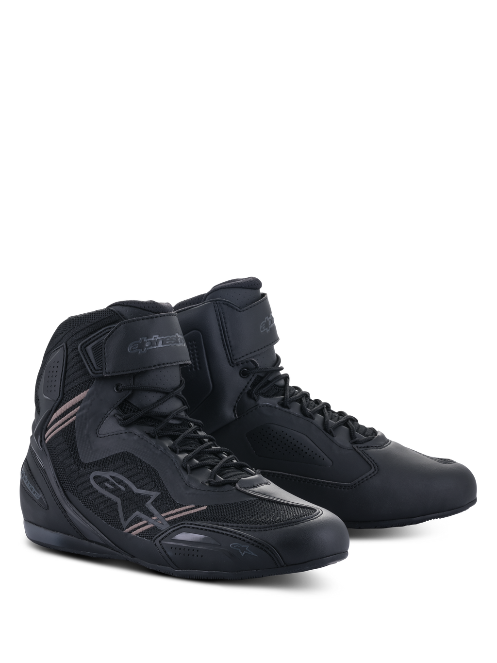 Alpinestars Faster-3 Rideknit®-skor, motorcykelskor, helsvarta, med en lätt ovandel i mikrofiber och mesh, snörning med kardborreband vid ankeln och en smidig road racing-design.