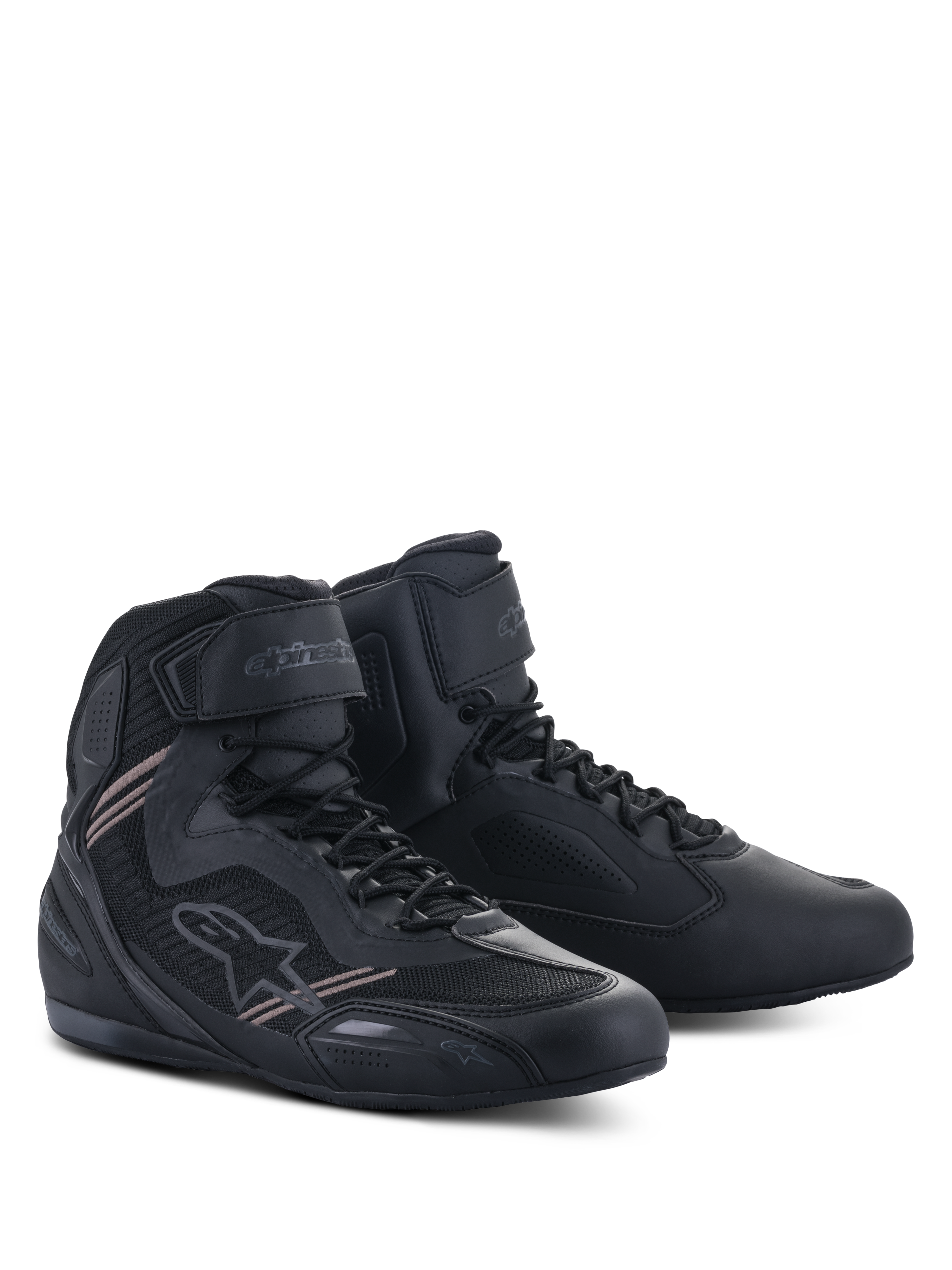 Alpinestars Faster-3 Rideknit®-skor, motorcykelskor, helsvarta, med en lätt ovandel i mikrofiber och mesh, snörning med kardborreband vid ankeln och en smidig road racing-design.