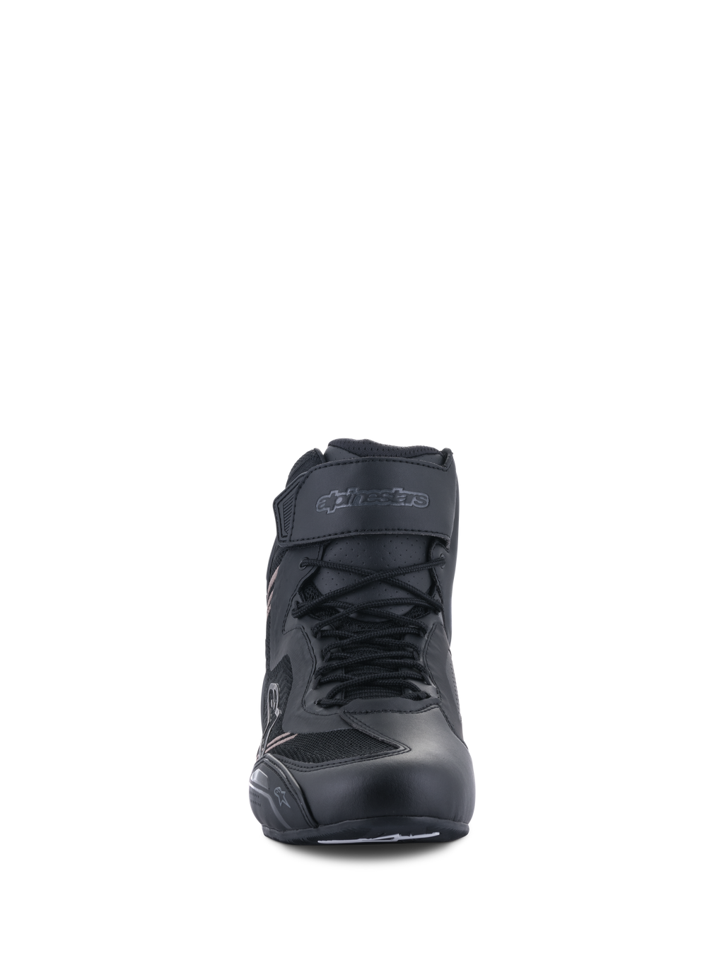 Alpinestars Faster-3 Rideknit®-skor, motorcykelskor, svarta, vy framifrån som visar snörning och kardborreband vid ankeln, lätt konstruktion i mikrofiber och mesh