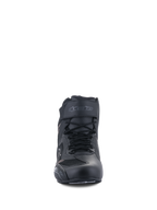 Alpinestars Faster-3 Rideknit®-skor, motorcykelskor, svarta, vy framifrån som visar snörning och kardborreband vid ankeln, lätt konstruktion i mikrofiber och mesh