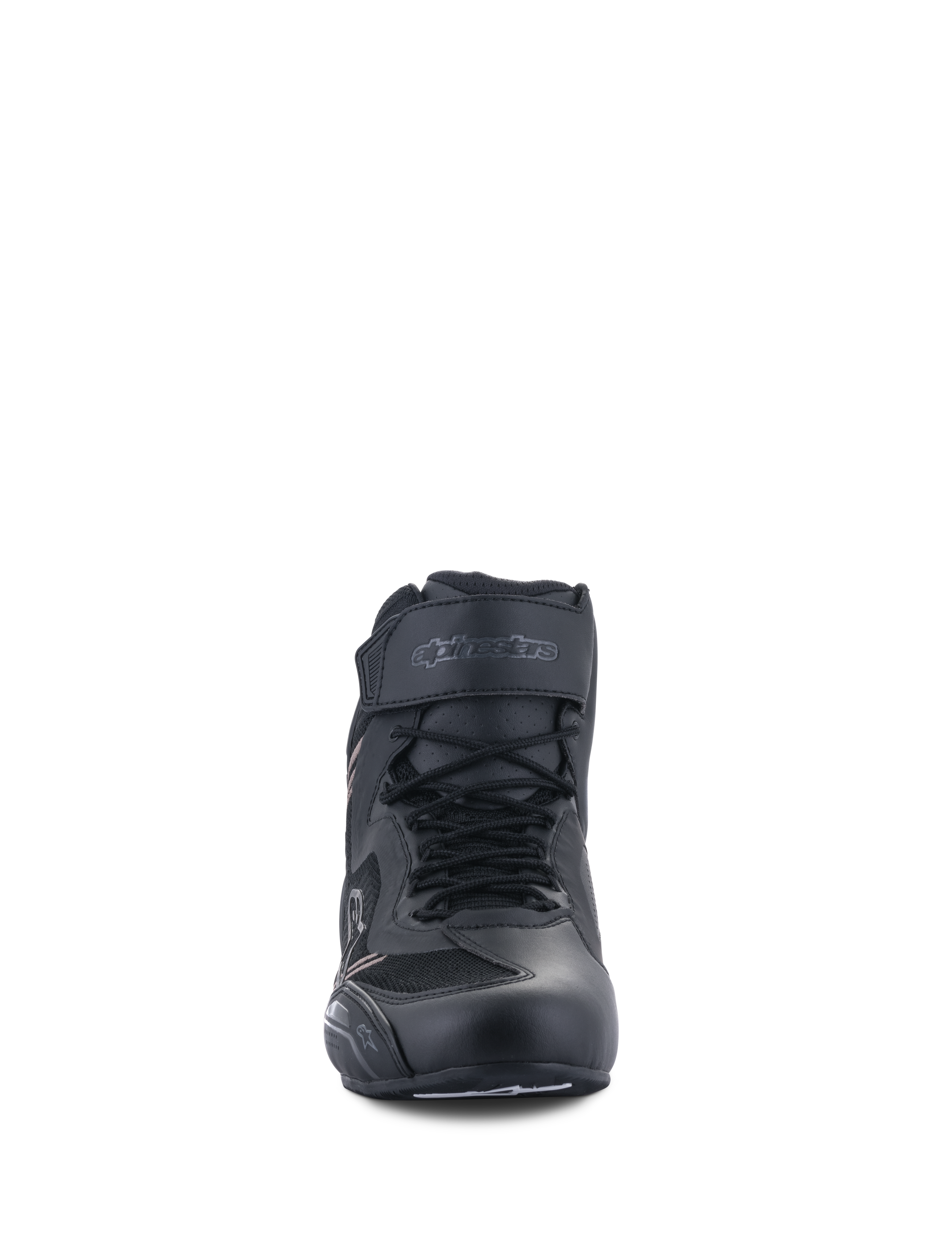 Alpinestars Faster-3 Rideknit®-skor, motorcykelskor, svarta, vy framifrån som visar snörning och kardborreband vid ankeln, lätt konstruktion i mikrofiber och mesh