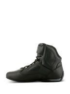 Alpinestars Faster-3 Rideknit®-skor, svarta motorcykelskor, sidoprofilvy, smidigt mikrofiberchassi med perforerade paneler, high-top-design med snörning och ankelrem, högpresterande racingskor för landsväg