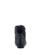 Alpinestars Faster-3 Rideknit®-skor, vy bakifrån, svarta, visar TPR-hälkappa för sidostöd, mikrofiberkonstruktion med ventilerande meshfoder, prestandaskor för motorcykelkörning på landsväg