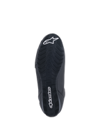 Alpinestars Faster-3 Rideknit®-skor, motorcykelskor, svarta, vy underifrån av sulan med strukturerat mönster, vit Alpinestars-textlogotyp och stjärnlogotyp, designade för prestanda vid landsvägskörning