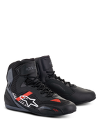 Alpinestars Faster-3 Rideknit® skor, motorcykelskor, svarta, gråa och klarröda, ovandel i mikrofiber och stickad textil, vit Alpinestars-logotyp på sidan med röda och vita detaljer, snörning med kardborreband vid ankeln, smidig road-racing-design