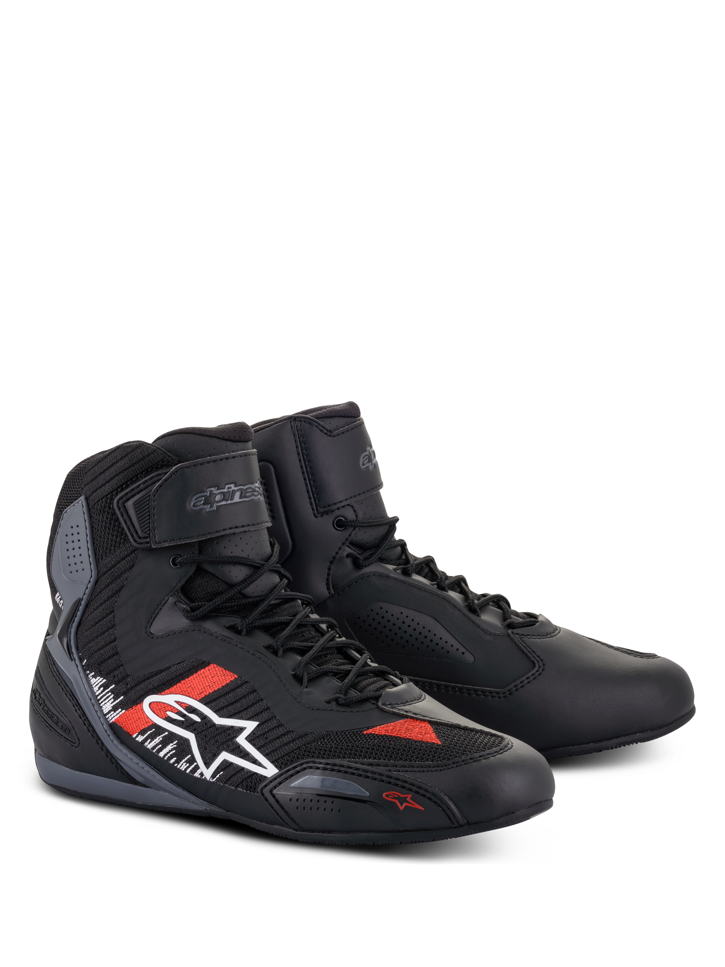 Alpinestars Faster-3 Rideknit® skor, motorcykelskor, svarta, gråa och klarröda, ovandel i mikrofiber och stickad textil, vit Alpinestars-logotyp på sidan med röda och vita detaljer, snörning med kardborreband vid ankeln, smidig road-racing-design