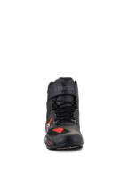 Alpinestars Faster-3 Rideknit® skor, motorcykelskor, svart, grå och klarröd, vy framifrån som visar svarta skosnören och kardborreband med logotyp, lätt mikrofiber- och ventilerande meshkonstruktion, sportig design för vägkörning