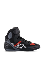 Alpinestars Faster-3 Rideknit-skor, motorcykelsneakers, svarta med grå och klarröda detaljer, hög modell med vit stjärnlogotyp, ventilerande stickad konstruktion, vristrem, grå texturerade paneler, svart och grå sula