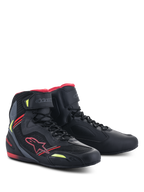 Alpinestars Faster-3 Rideknit®-skor, Black Red Yellow Fluo, lätta motorcykelskor med ovandel i mikrofiber och mesh, röd Alpinestars-logotyp och fluorescerande gula detaljer, hög modell med snörning och ankelrem.