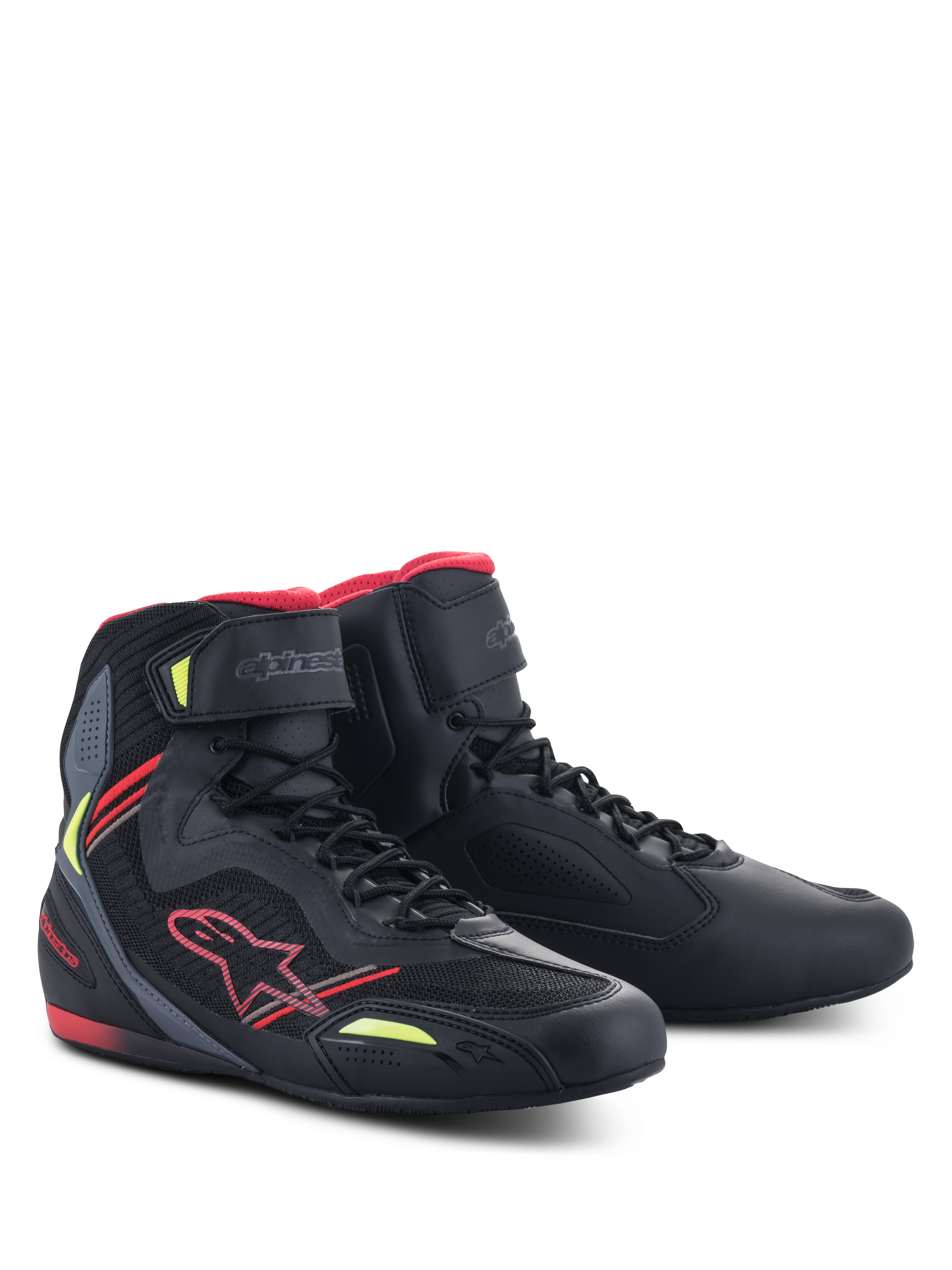 Alpinestars Faster-3 Rideknit®-skor, Black Red Yellow Fluo, lätta motorcykelskor med ovandel i mikrofiber och mesh, röd Alpinestars-logotyp och fluorescerande gula detaljer, hög modell med snörning och ankelrem.