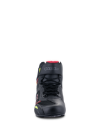 Alpinestars Faster-3 Rideknit®-skor, motorcykelskor, svarta med röda och neongula detaljer, vy framifrån med snörning, ett kardborreband vid vristen och stickade paneler med god andningsförmåga och rött foder