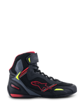 Alpinestars Faster-3 Rideknit® skor, motorcykelskor, svarta med röda och neongula detaljer, sidoprofil som visar ventilerande mesh- och mikrofiberkonstruktion, high-top-modell med röd stjärnlogotyp och justerbart vristband