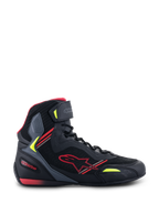 Alpinestars Faster-3 Rideknit® skor, motorcykelskor, svarta med röda och neongula detaljer, sidoprofil som visar ventilerande mesh- och mikrofiberkonstruktion, high-top-modell med röd stjärnlogotyp och justerbart vristband