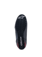 Alpinestars Faster-3 Rideknit® skor, vy underifrån, svart sula med röda detaljer, mönstrat greppmönster för bra fäste, vit Alpinestars-stjärnlogotyp på tån och ordmärke på hälen, lätta motorcykelskor