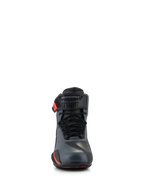Alpinestars Faster-4-skor, motorcykelskor, svarta, grå och neonröda, vy framifrån med sömlös ovandel i mikrofiber, traditionell snörning och justerbar ankelrem med Alpinestars-logotyp