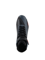 Alpinestars Faster-4-skor, motorcykelskor, svarta, grå och röd fluo, vy uppifrån som framhäver snörningen och ankelremmen, teknisk ovandel i mikrofiber med sömlösa paneler, sportig design för högpresterande vägkörning.