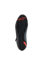 Alpinestars Faster-4-skor, motorcykelskor, svart och röd fluo, vy underifrån som visar texturerad gummisula med röd Astars-logotyp och präglat varumärke, designad för grepp och hållbarhet.