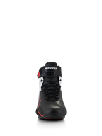 Alpinestars Faster-4-skor, motorcykelskor, svart, vit och röd, vy framifrån som visar traditionell snörning och ergonomisk TPR-ankelrem med Alpinestars-logotyp, smidig ovandel i mikrofiber med röda detaljer