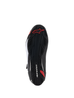 Alpinestars Faster-4-skor, motorcykelskor, vy av undersula, svart gummi med texturerat greppmönster, röd Alpinestars-logotyp och vit profilering, designad för väg- och sportkörning