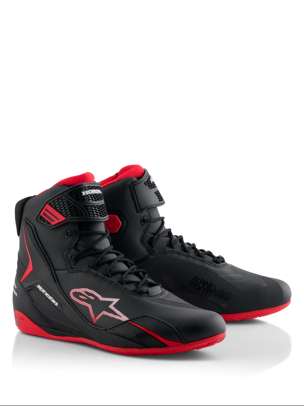 Alpinestars Honda Faster-4 skor, motorcykelskor, svarta och röda, smidig high-top-design med snörning och vristrem, röda sulor, Alpinestars- och Honda-logotyper
