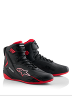 Alpinestars Honda Faster-4 skor, motorcykelskor, svarta och röda, smidig high-top-design med snörning och vristrem, röda sulor, Alpinestars- och Honda-logotyper