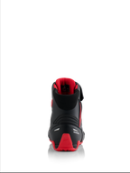 Alpinestars Honda Faster-4 Skor, motorcykelskor, svart och röd, vy bakifrån som visar vit Honda-logotyp och röd TPU-hälkappa, vadderad krage med rött meshfoder, reflexdetaljer för säkerhet