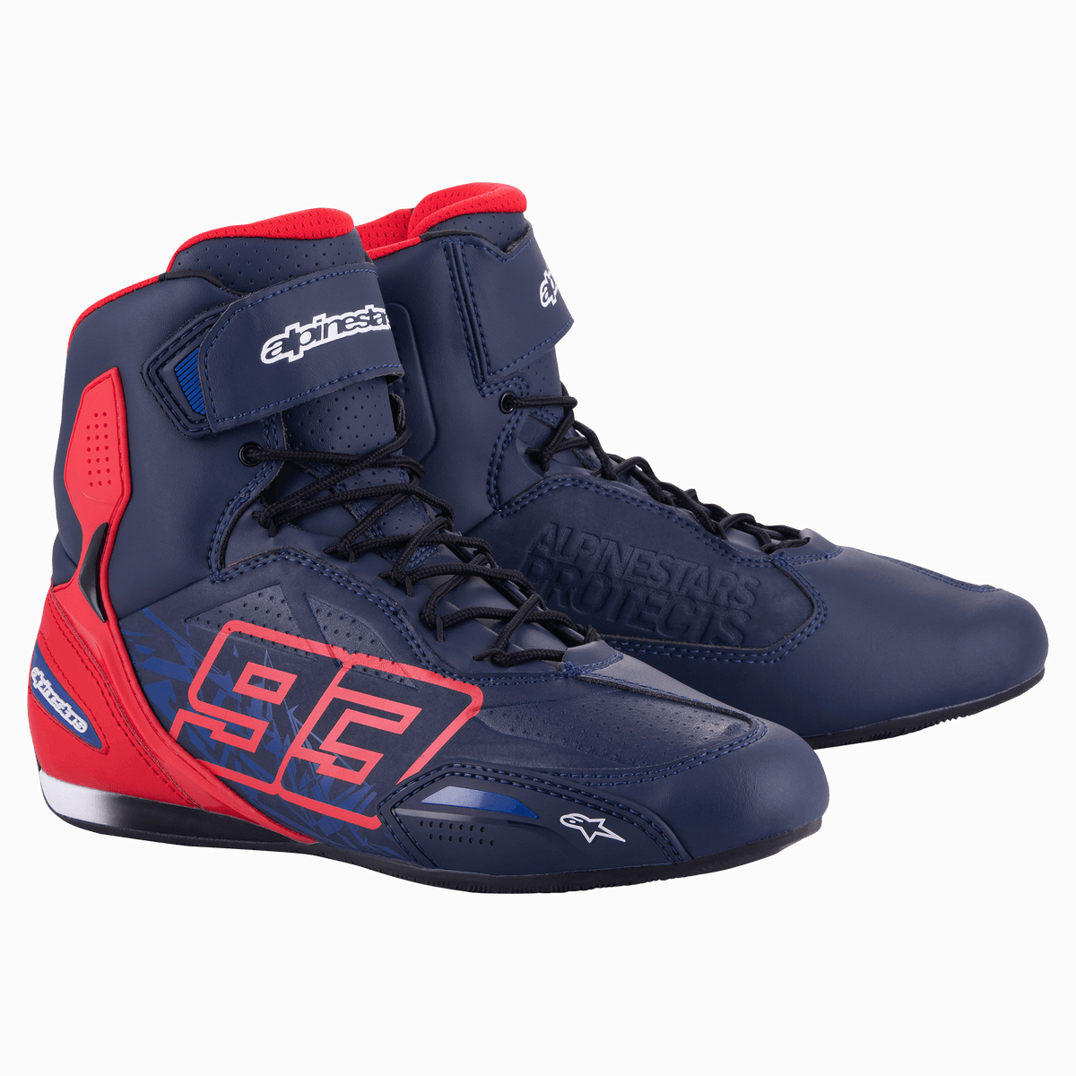 Alpinestars MM93 Austin Riding Shoe, mörkblå och klarröd, hög motorcykelsko med tydlig 93-logotyp på sidan, säker snörning och kardborrestängning, sportig design för vägkörning