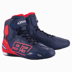 Alpinestars MM93 Austin Riding Shoe, mörkblå och klarröd, hög motorcykelsko med tydlig 93-logotyp på sidan, säker snörning och kardborrestängning, sportig design för vägkörning