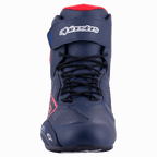 Alpinestars Austin Riding Shoe, framifrån, Night Navy och Bright Red, med svarta skosnören, kardborreband vid ankeln med vit logotyp och perforerad mikrofiberkonstruktion.