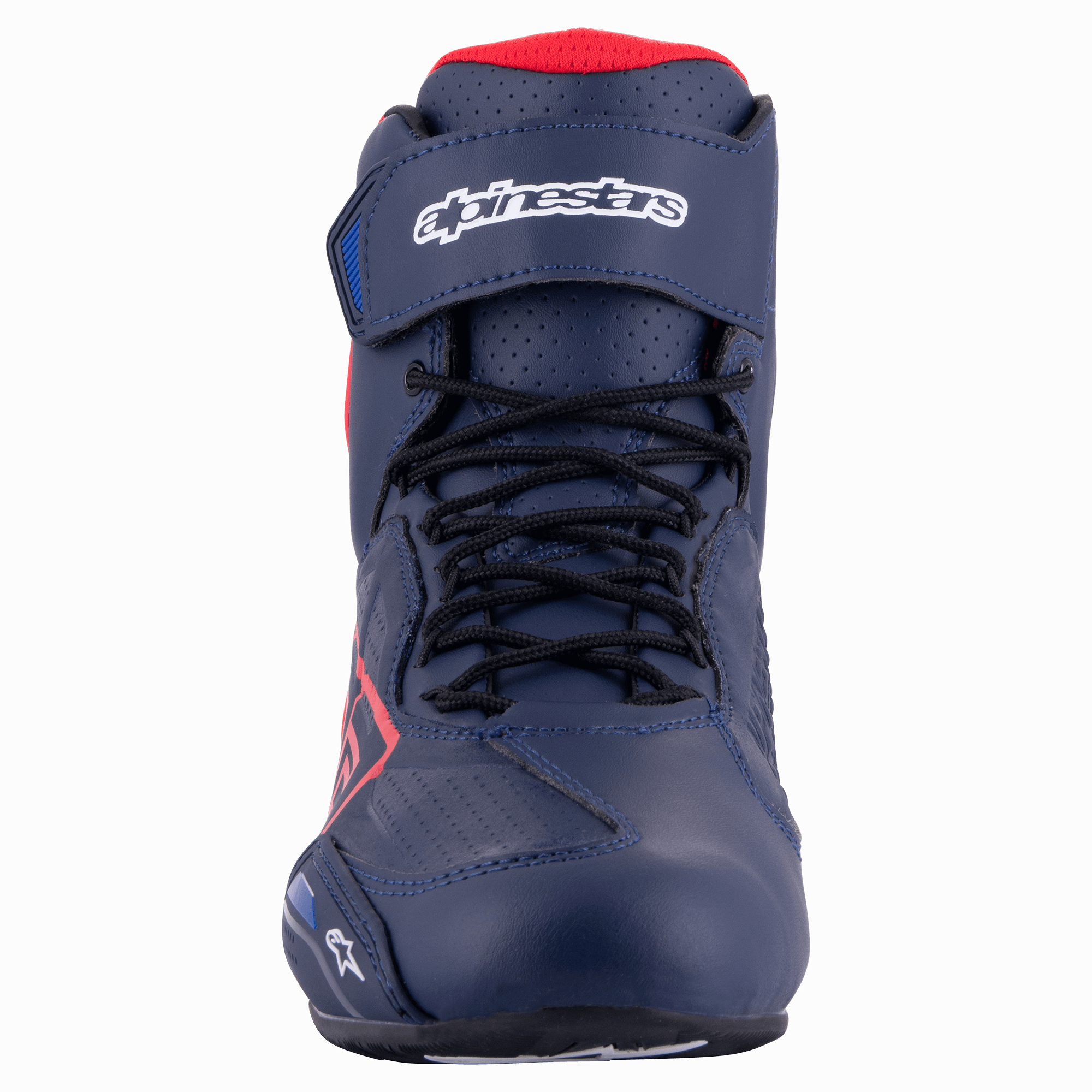 Alpinestars Austin Riding Shoe, framifrån, Night Navy och Bright Red, med svarta skosnören, kardborreband vid ankeln med vit logotyp och perforerad mikrofiberkonstruktion.