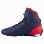 Alpinestars Austin Riding Shoe, Night Navy och Bright Red, profilvy som visar den marinblå ovandelen i mikrofiber med röda detaljer på häl och krage, svarta skosnören, präglad "Alpinestars Protects"-logotyp, hög MC-sko