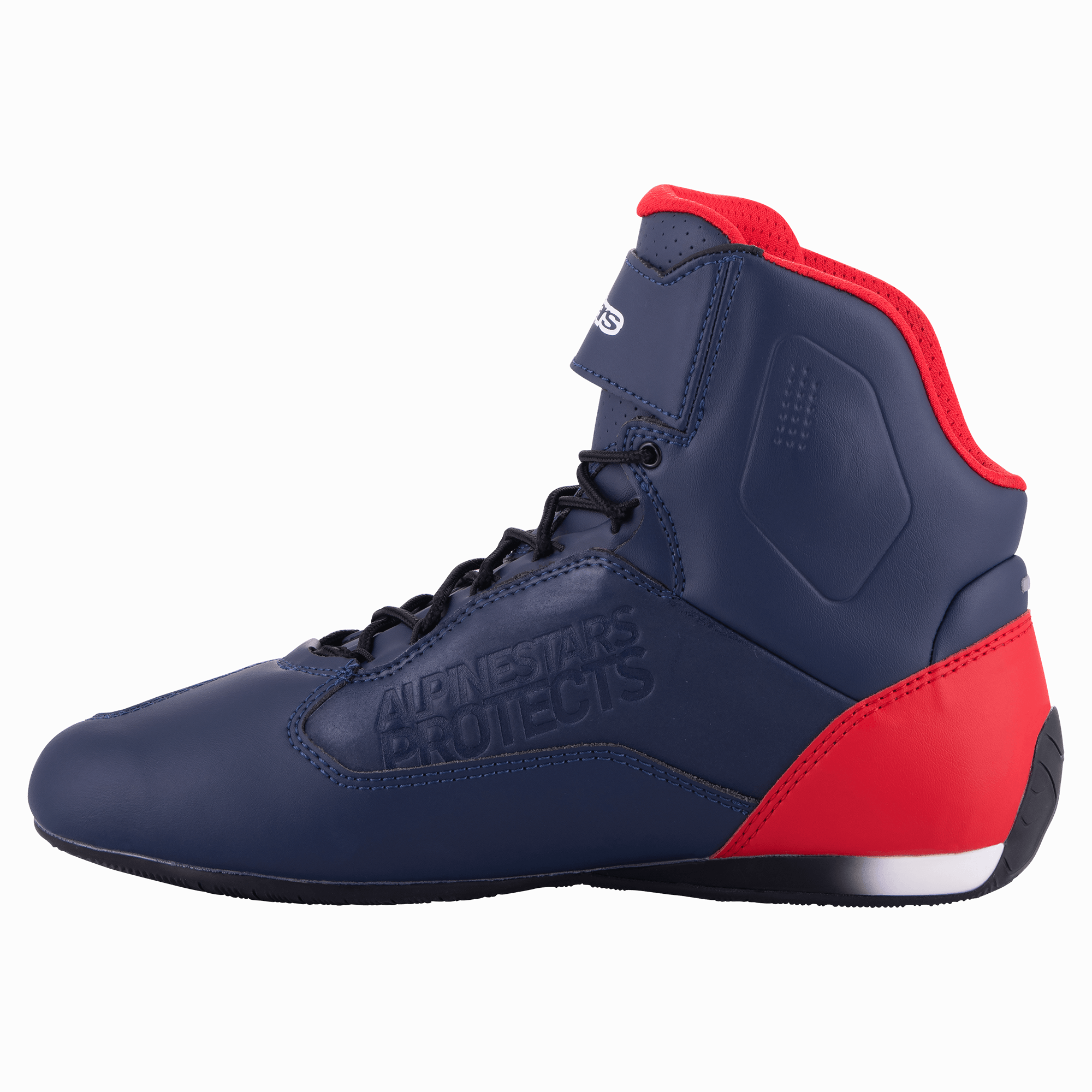 Alpinestars Austin Riding Shoe, Night Navy och Bright Red, profilvy som visar den marinblå ovandelen i mikrofiber med röda detaljer på häl och krage, svarta skosnören, präglad "Alpinestars Protects"-logotyp, hög MC-sko