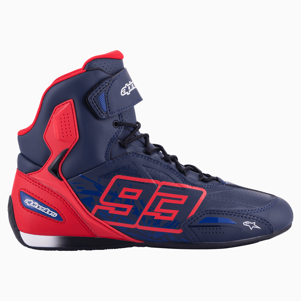 Alpinestars Austin Riding Shoe, motorcykelsneaker med högt skaft, Night Navy och Bright Red, med MM93 nummer 93-grafik, snörning med kardborreband, sportig racinginspirerad design med mikrofiberkonstruktion