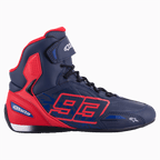 Alpinestars Austin Riding Shoe, motorcykelsneaker med högt skaft, Night Navy och Bright Red, med MM93 nummer 93-grafik, snörning med kardborreband, sportig racinginspirerad design med mikrofiberkonstruktion