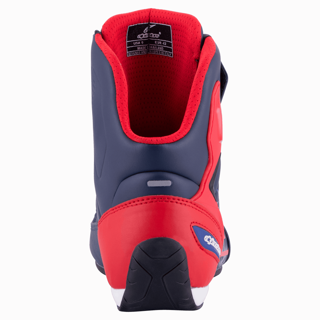 Alpinestars Austin Riding Shoe, Night Navy och Bright Red, vy bakifrån som visar förstärkt TPU-hälkappa, rött meshfoder och texturerad yttersula i gummi, sportig motorcykelsko